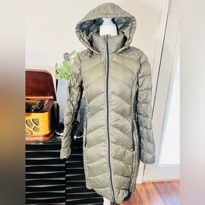 Warm & breathable puffer coat in olive green. Cozy, packable (great for travel)